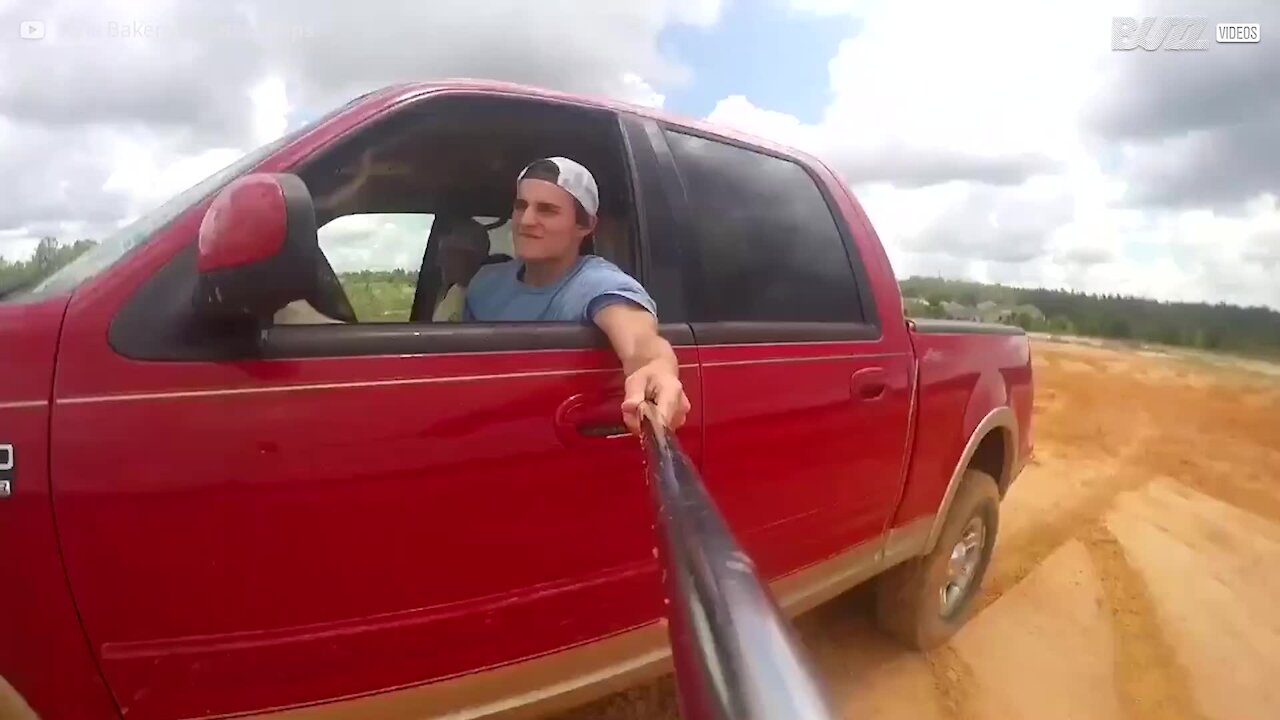 Jovem capota jipe enquanto filma com GoPro