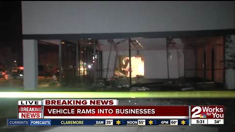 SUV rams into gun store, steals AR-15 rifles