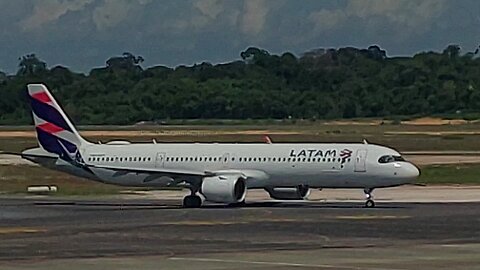 Airbus A321NEO PS-LBB coming from Brasília and ATR72-600 PR-AKO taxiing and takeoff to Eirunepé