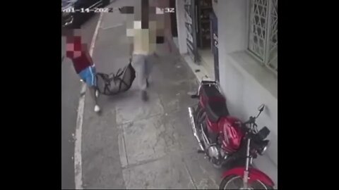 #Video Momento exacto en qué hombres llevan en una maleta el cuerpo de una mujer en #Bucaramanga