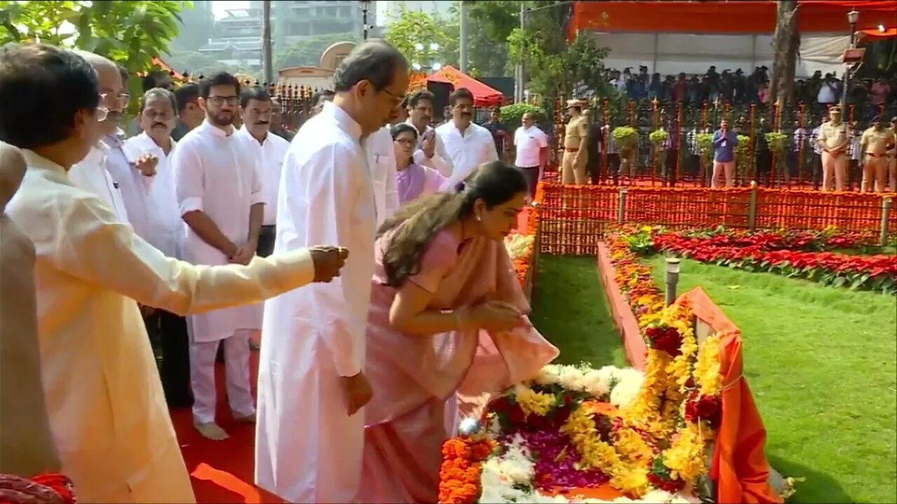 उद्धवसाहेब ठाकरे ह्यांनी शिवतीर्थावर हिंदुहृदयसम्राट बाळासाहेब ठाकरे ह्यांना स्मृतिदिना निम