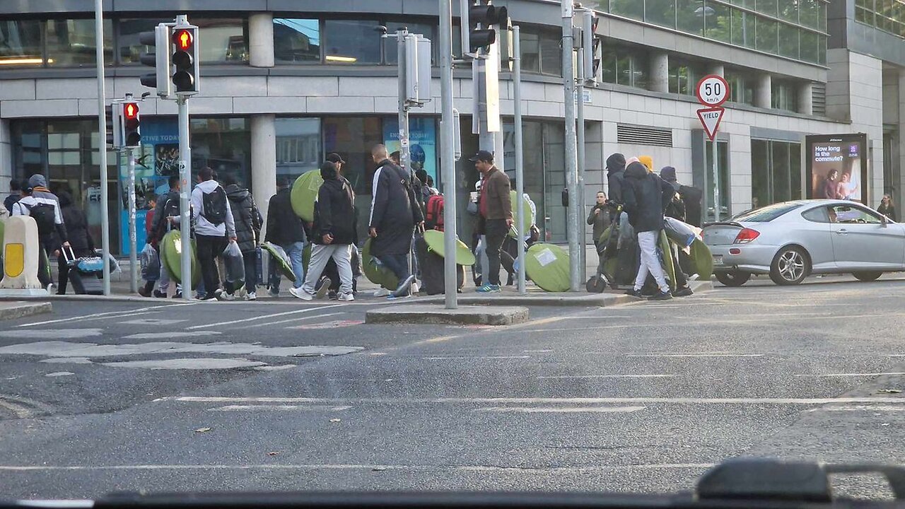 ⚠️Merrion Square, Dublin🇮🇪 After recieving their tents from an NGO on Pearse