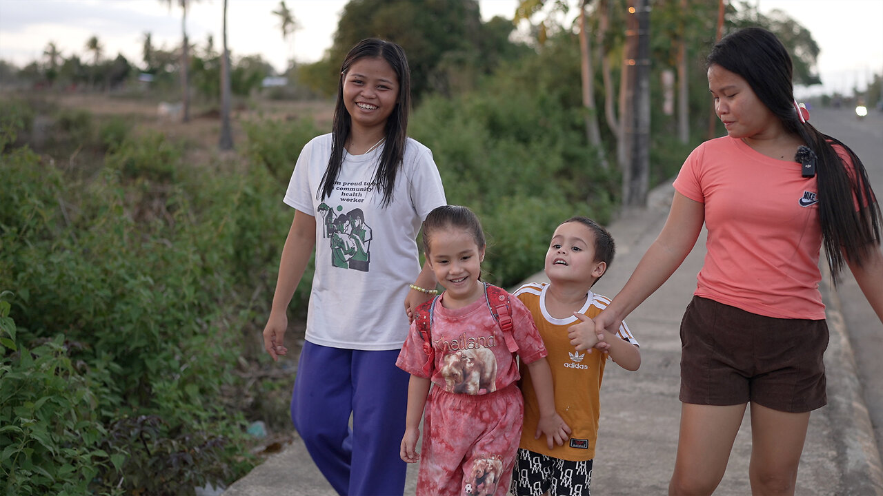 Philippines Lifestyle - We Walked Into Town and Got Burgers for Supper