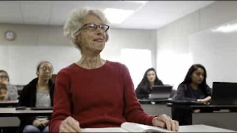 Signora di 80 anni si laurea in arti visive!