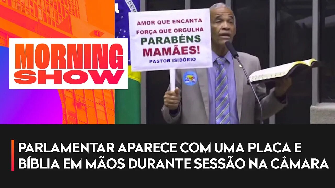 Deputado Pastor Sargento Isidório canta em homenagem ao Dia das Mães