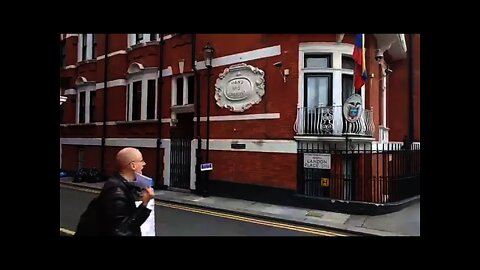 Lobbyin Julian Assange in front of the Ecuadorian Embassy 01/09/17