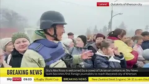 🇺🇦GraphicWar18+🔥"News Man Mobbed" Joyful Kherson Locals - Out of breath English Hugged by Everyone