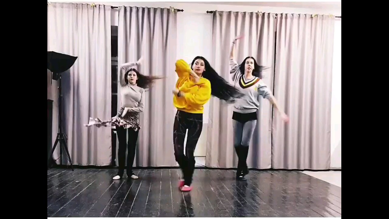 girls dancing