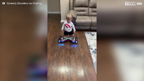 Ce bébé est un pro du hoverboard!