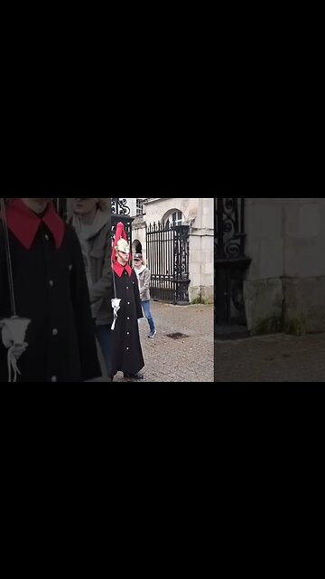 Guard will stamp his foot #thekingsguard