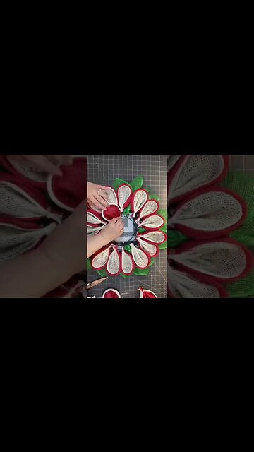 How to Make a Christmas Wreath, #howtomakeawreath #craftingideas #julieswreathboutique