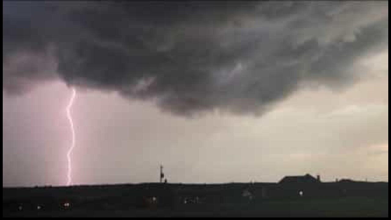 Residente filma em time-lapse formação de nuvens Asperitas