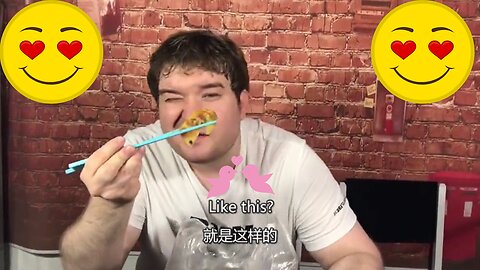 Foreigner Tries Chinese Snack Jianbing for the First Time, Says: 'I Need to Learn Chinese for This!