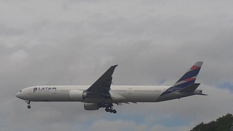 Boeing 777-300ER PT-MUJ vindo de Guarulhos para Manaus