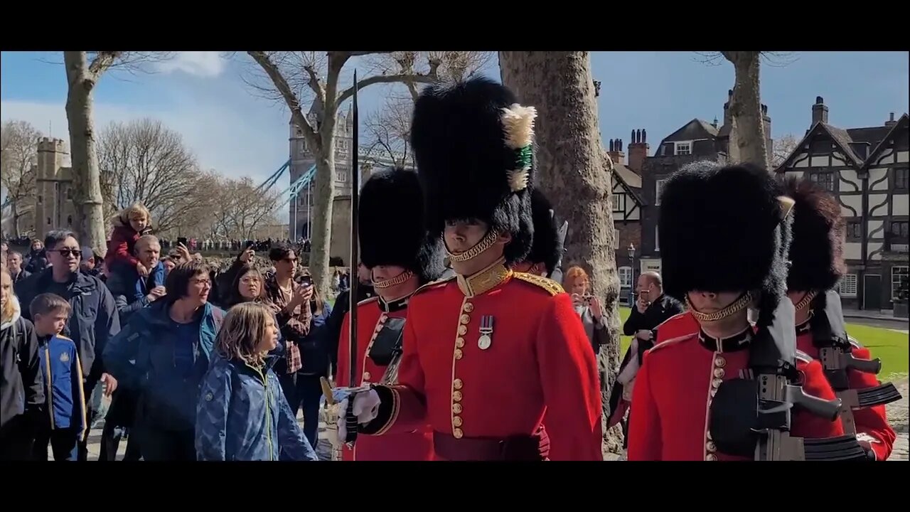 Right wheel turn Make way #toweroflondon