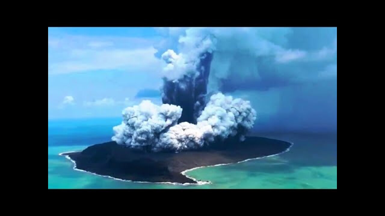 Moment of the Hunga Tonga volcano explosion through the eyes of locals