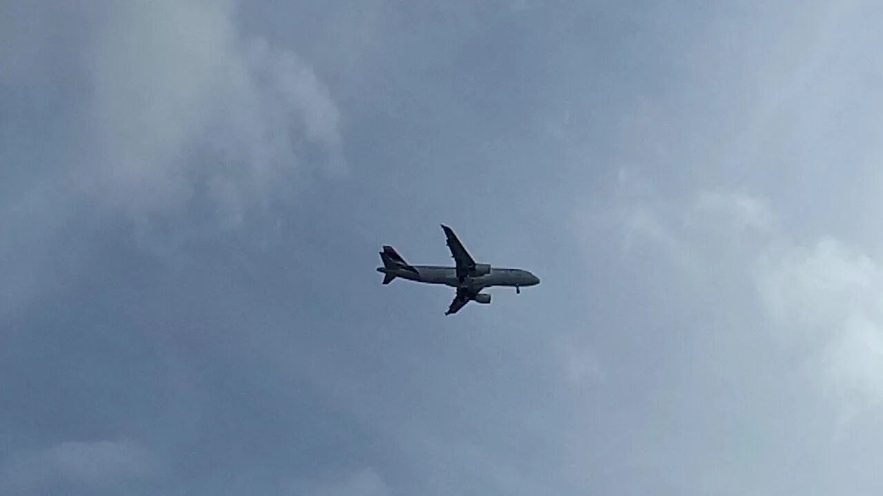 Airbus A320 PR-MHA vindo de Guarulhos e Airbus A320NEO PR-YYK vindo de Belém do Pará para Fortaleza