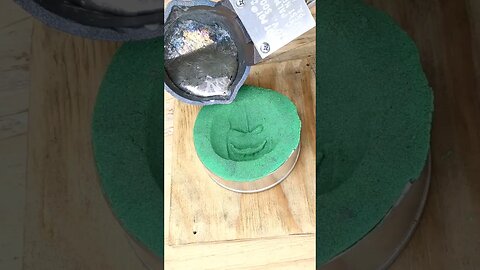 😱 Pouring Molten Metal on Kinetic Sand #shorts #shortsfeed #amazing