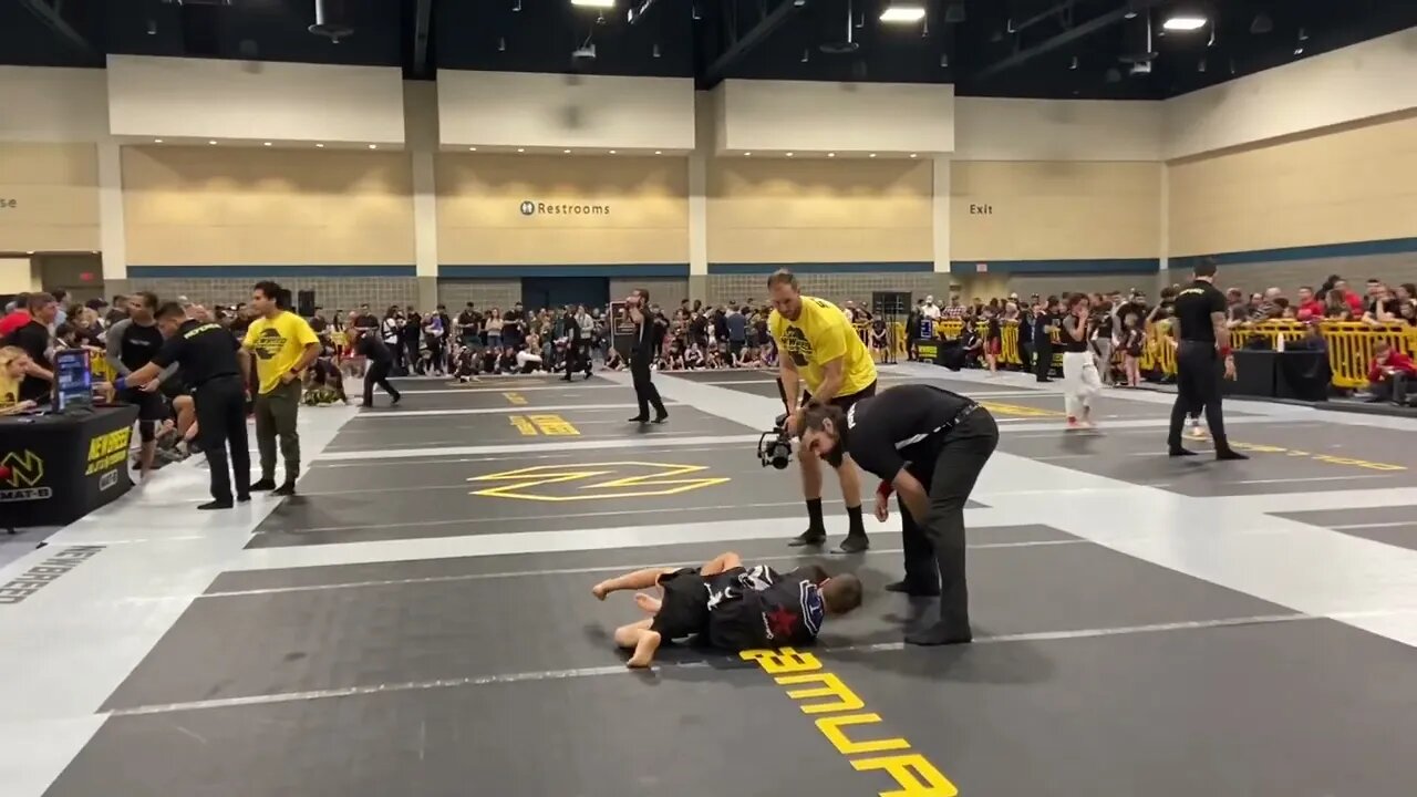 7 YEAR OLD GOES FOR THE CHOKE FINISH!!