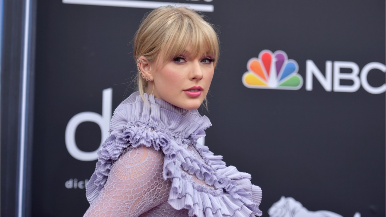Taylor Swift's Tags Wrong Ryan Reynolds On Twitter