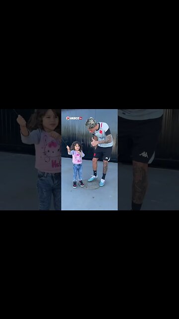 Marlon Gomes soltando cafifa com a filha no CT do Vasco