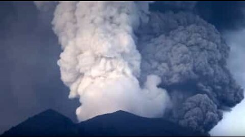 Incredible timelapse video shows ash being expelled from the Agung volcano.