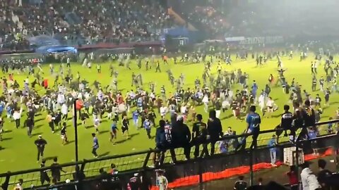 Briga em estádio na Indonésia durante o jogo Arema x Persebaya no Estádio Kanjuruhan, em Malang