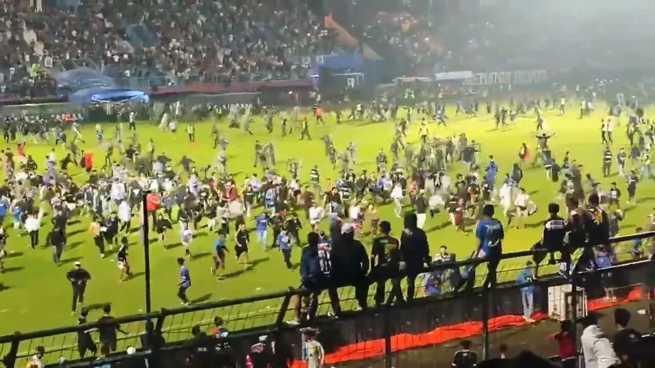 Briga em estádio na Indonésia durante o jogo Arema x Persebaya no Estádio Kanjuruhan, em Malang