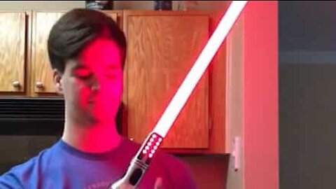 Fã de Star Wars cria prótese em forma de sabre de luz