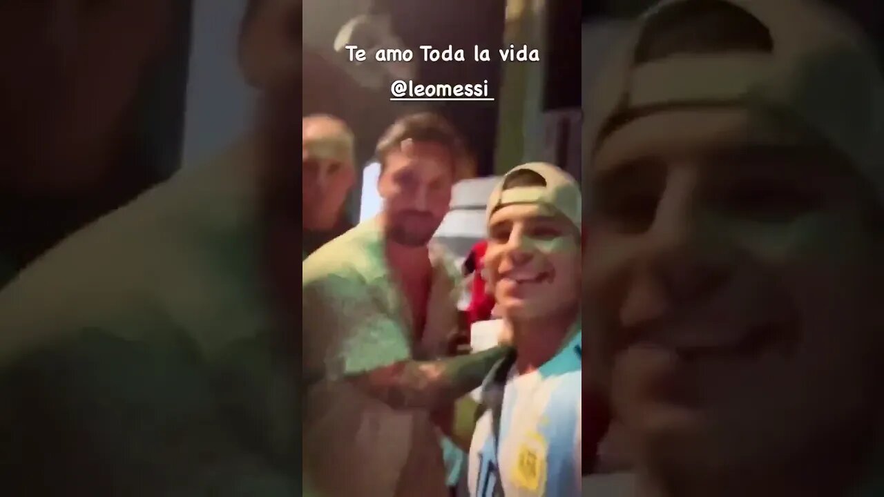 Torcedor beijando o Messi em Miami