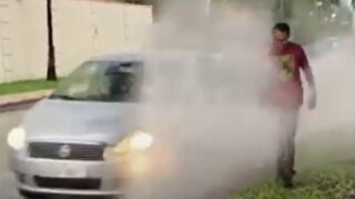 Mulher maldosa molha as pessoas na enxurrada mas não imaginava o que iria acontecer.