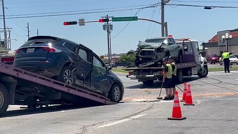 Big Time Crash Shuts Down the Busy Chickenbocker Intersection