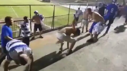 Torcida do Taubaté comemorando a vitória praticando parkour no Canindé