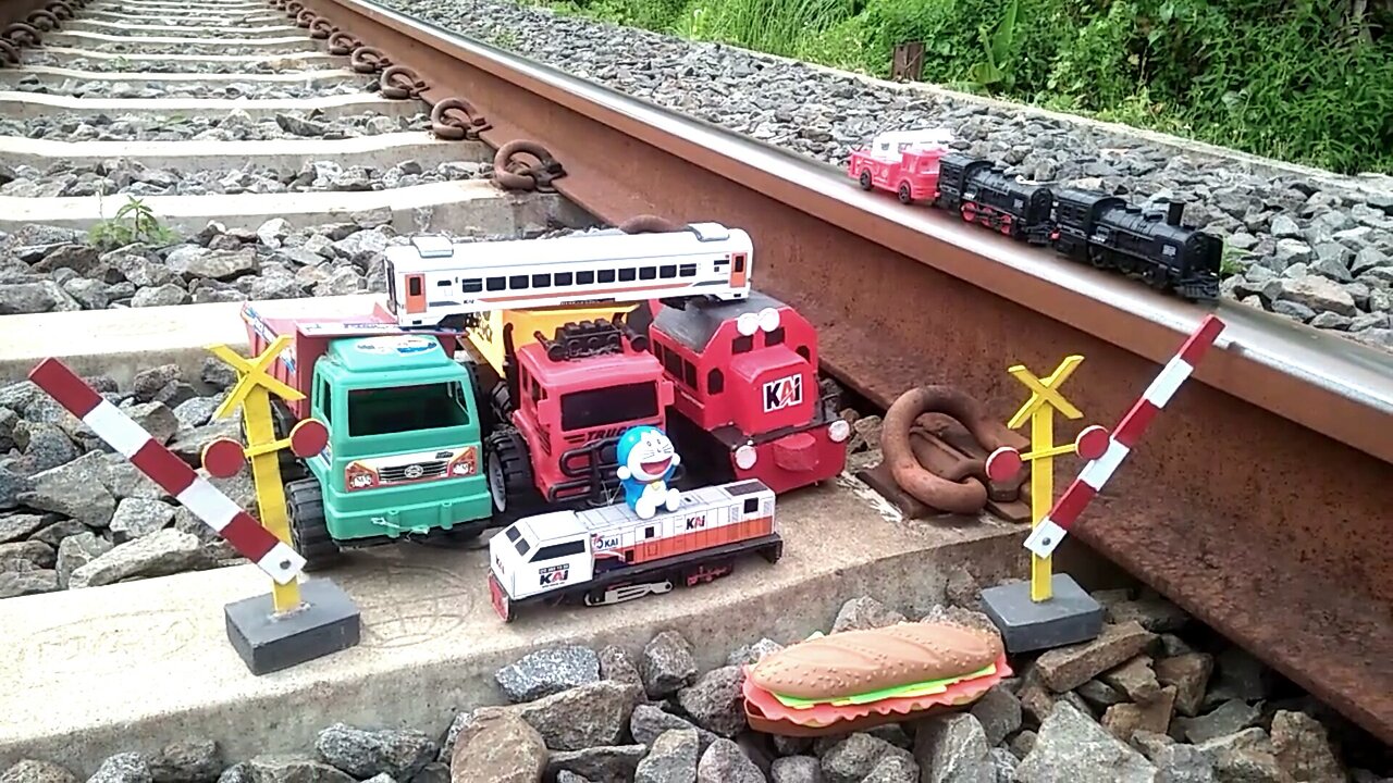 Drama Train Drop and Collision !! Finding and Assembling CC201 Perumka Rail King Trucks