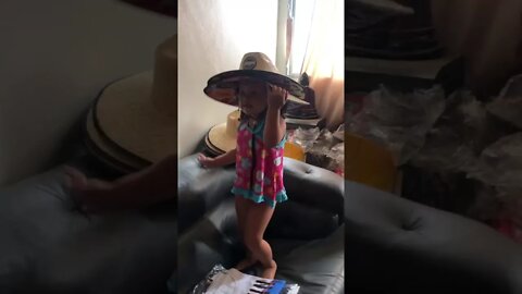 Bebê dancando muito com chapeu - Baby dancing a lot with hat - #shorts #linda #bebe #viral