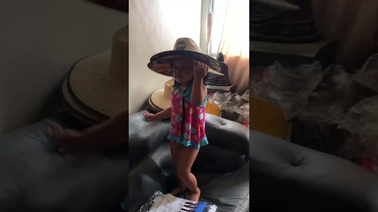 Bebê dancando muito com chapeu - Baby dancing a lot with hat - #shorts #linda #bebe #viral