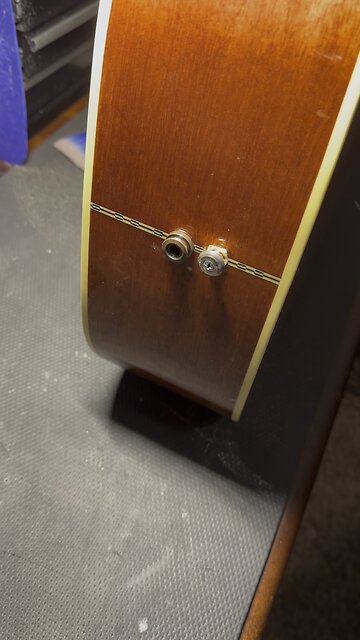 Lr Baggs m80 installed