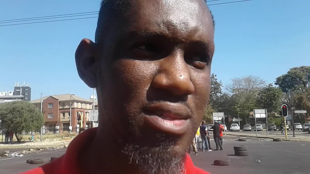 Unpaid municipal workers cause havoc on Rustenburg roads (ext)