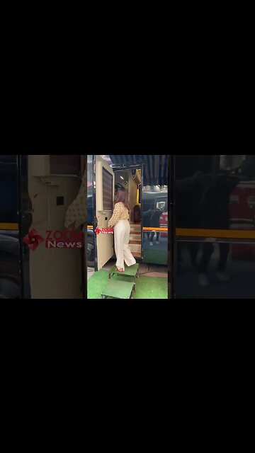 Shilpa Shetty stops touching her hair after noticing paps 🤩