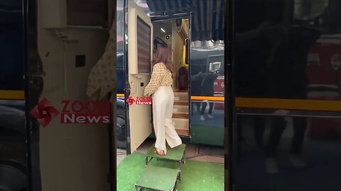 Shilpa Shetty stops touching her hair after noticing paps 🤩