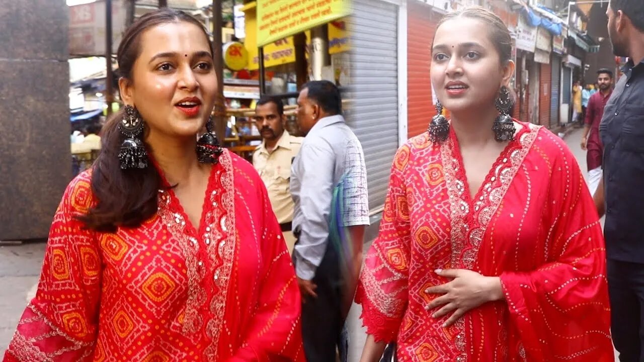 Tejasswi Prakash Ganpati Darshan at Lalbaugcha Raja Andheri 🛕