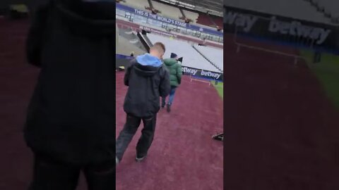 NO GRAMADO DO ESTADIO DO WEST HAM #shorts