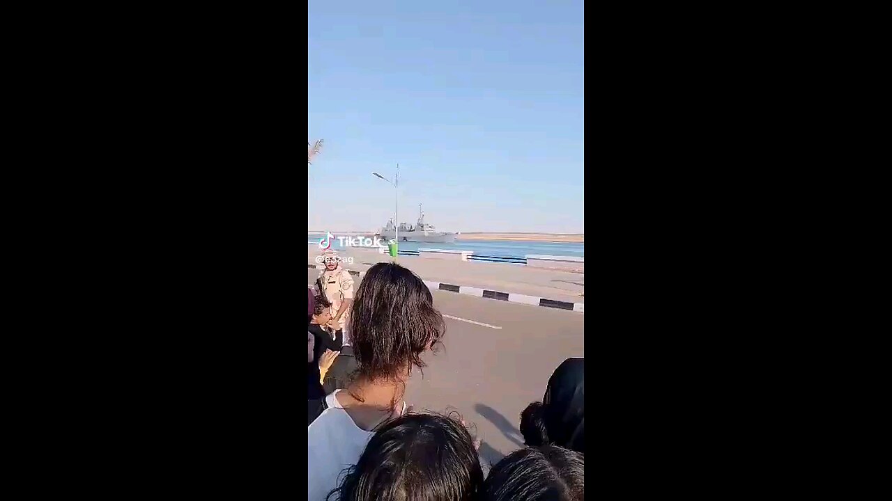 Israeli warship roaming the Egyptian coast to the disgust and shock of the locals