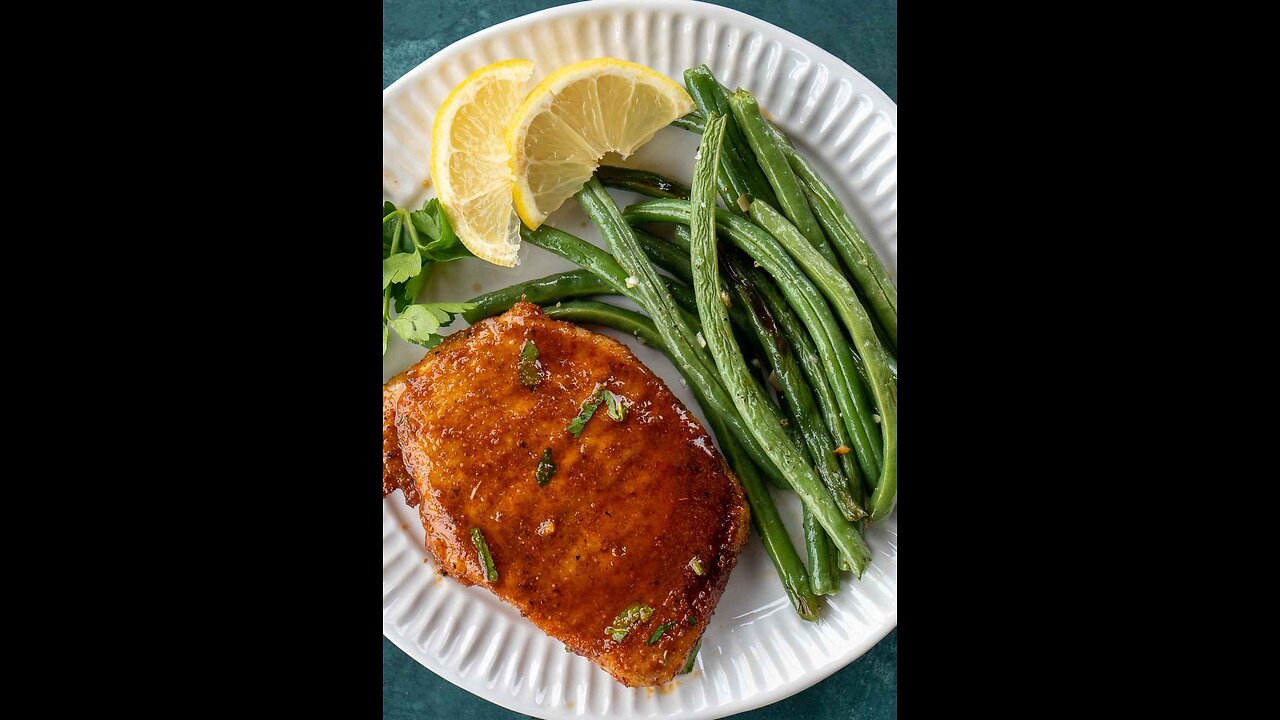 Keto Pork Chops with Green Beans & Gravy [One-Pan + Easy]