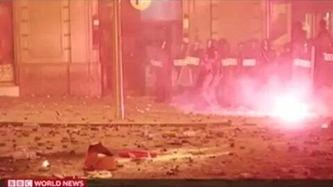 Massive Protest Ends With Cops Using Tear Gas And Firing Rubber Bullets On Protesters In Barcelona!