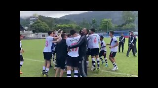 Sub-15 do Vasco comemorando na Gávea após virada histórica (leia a descrição e saiba como foi)