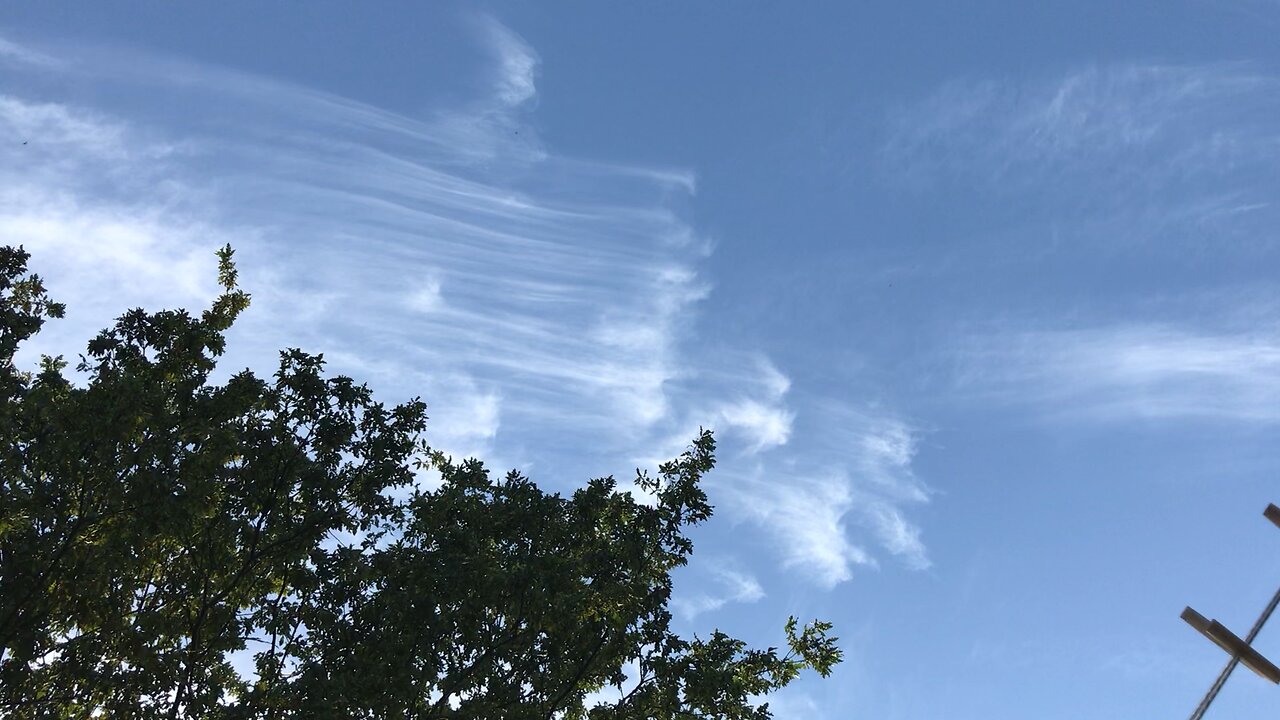 Wales 🏴 white lines on sky 06/09/2023 6:02pm