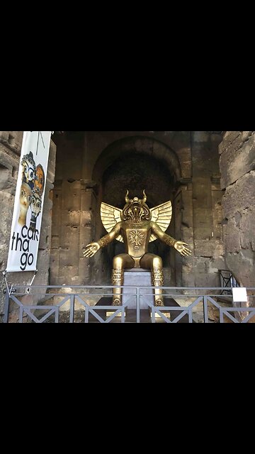 la statua dell'idolo pagano del dio Moloch fu messa al Colosseo ad ottobre 2019 VIDEO io le metterei in tutte le piazze italiane così invece di farlo di nascosto i massoni,gli ebrei e i pagani potranno idolatrarla,adorarla e sacrificare i LORO figli