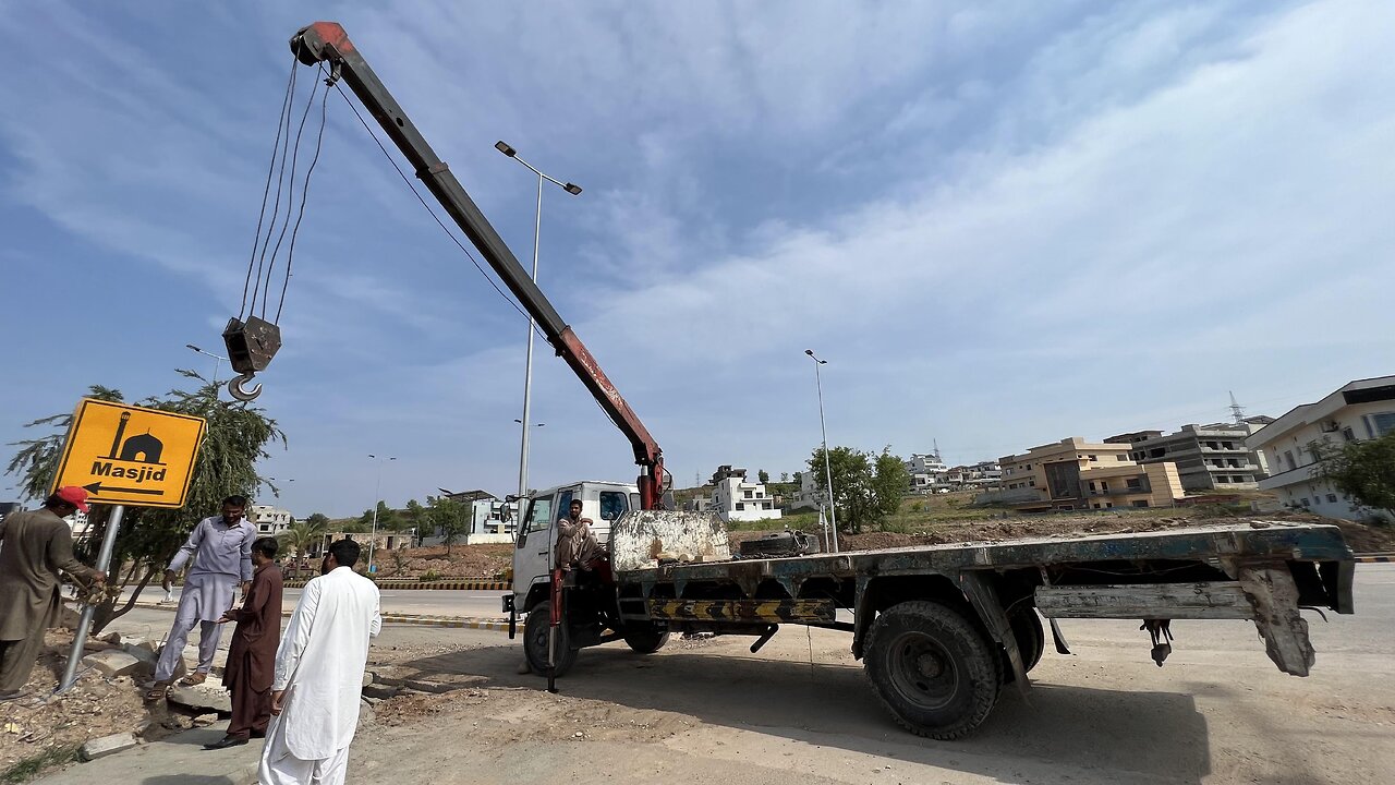 Incredible Hydraulic Crane Truck in Action