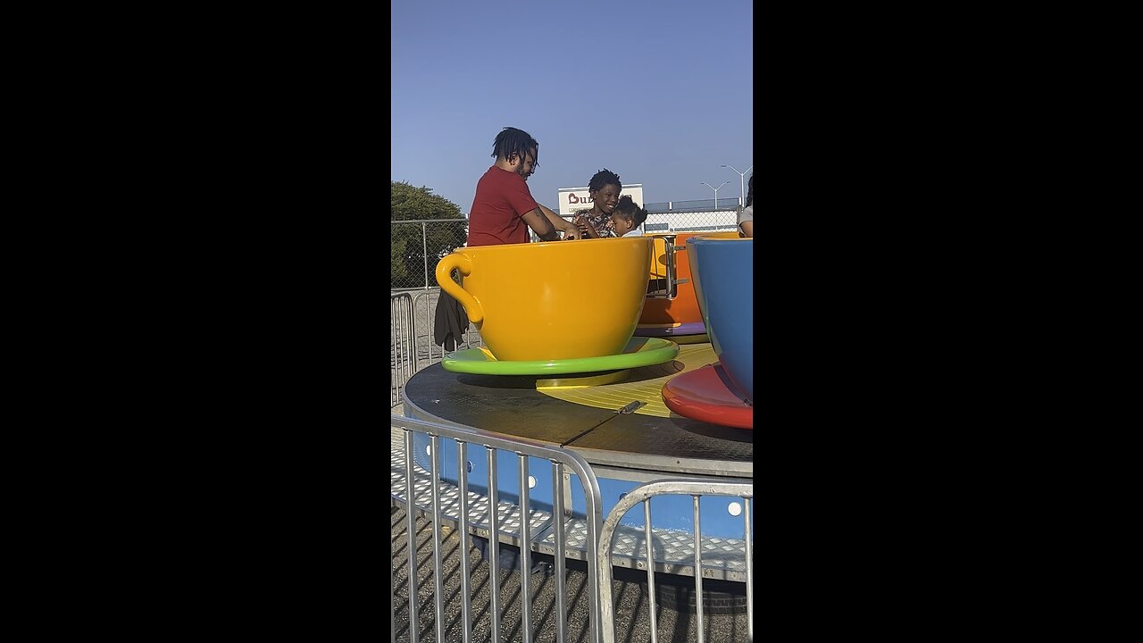 Dad ruins little girls first fair ride.